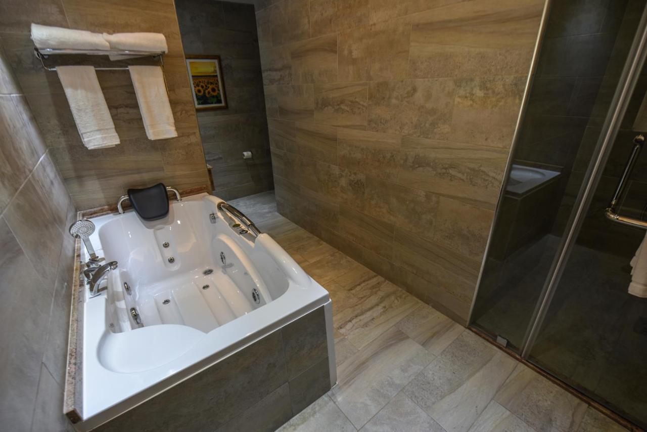 Casa Solada Hotel Kampala Zewnętrze zdjęcie